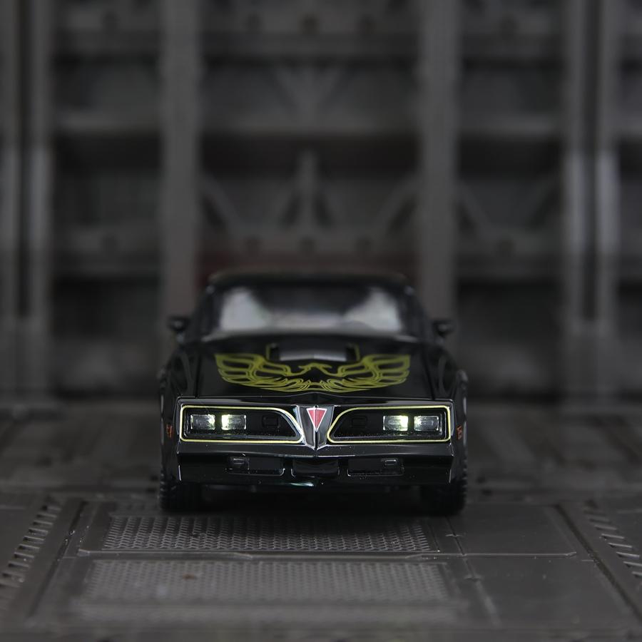 1:32 simulierte Pontiac Firebird Legierungsauto-Modelle Türen auf beiden Seiten, die geöffnet werden können, hat Ton- und Lichtfunktionen