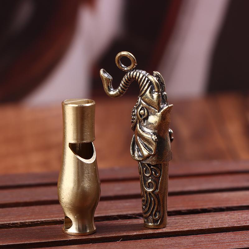 Kluczówka z mosiężnym gwizdkiem Wisiorek Outdoorowy Survivalowy Przenośny Jednorurowy Wybuchowy Wysokiej Częstotliwości Wysokotonowy Gwizdek