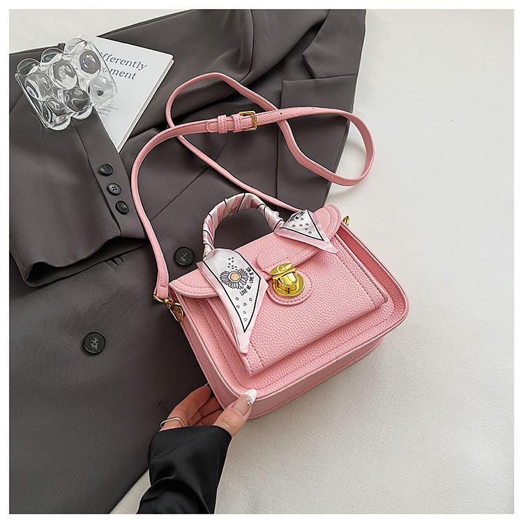 

High-value French light luxury messenger bag fashionable and versatile 2025 new handbag high-quality texture shoulder small square bag