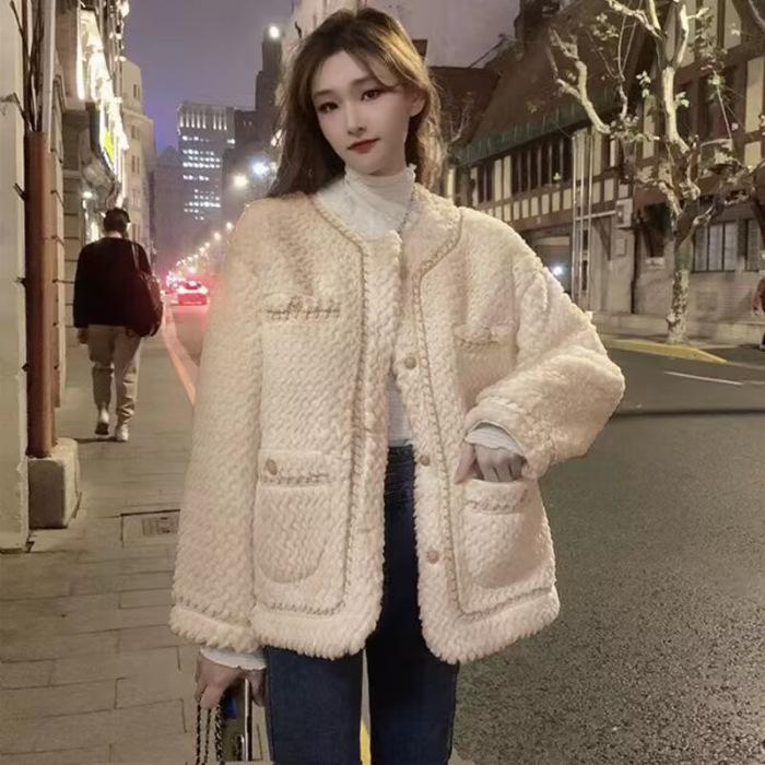 Korean version of fashion autumn and winter new Xiaoxiangfeng imitation lamb wool coat women's loose thickened design top tide