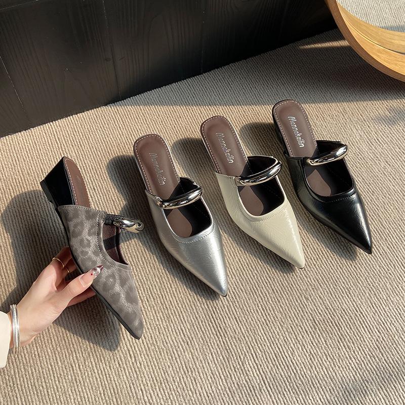 Spitze Metall Französischer dicker Absatz Pendler Cool Slipper Damen 2025 Frühling neu Außen tragen Temperament Tasche Kopf Halbslipper