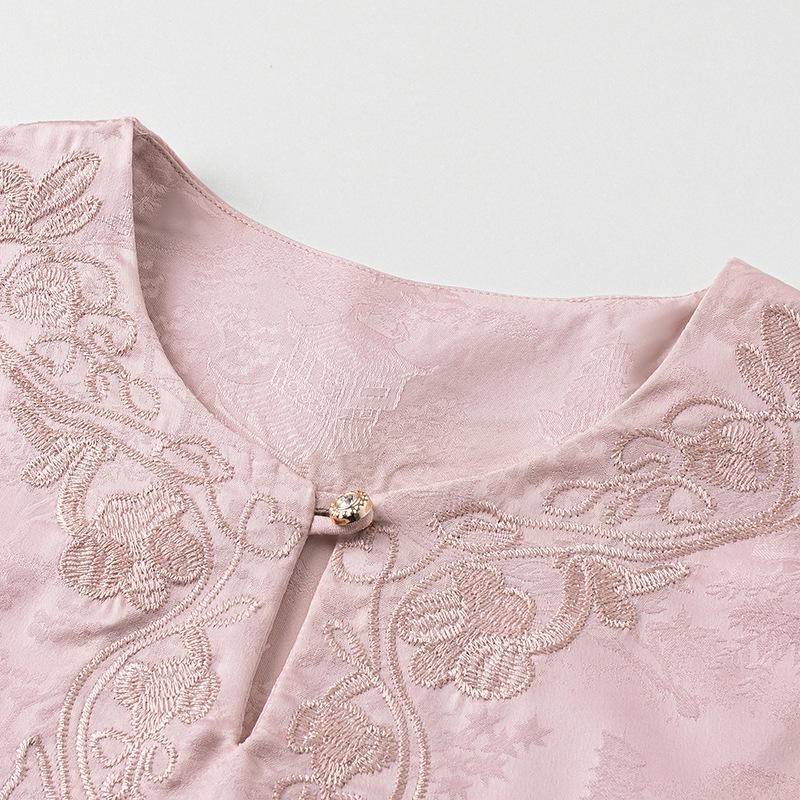 Early Spring Chic: Jacquard Light Luxury Apricot Plus Size Round Neck Three-Quarter Sleeve Women's T-shirt