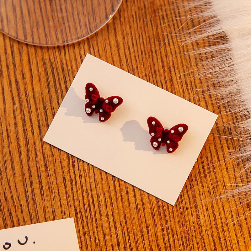 

Autumn And Winter Retro Red Flocking Bow Stud Earrings, French Gentle Plush Premium Butterfly Pearl Earrings