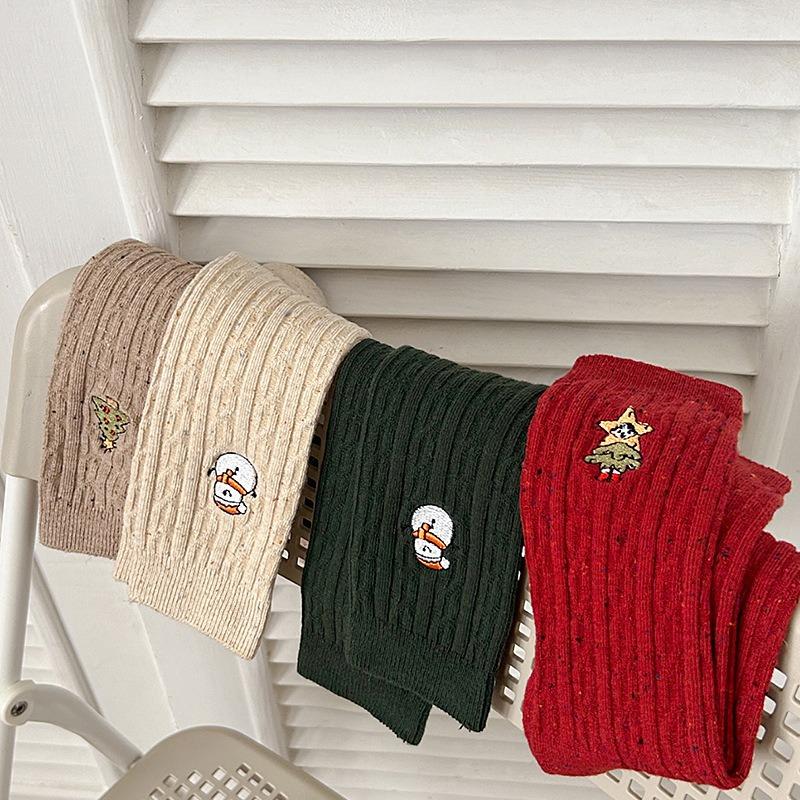 5 Pairs of Women's Autumn and Winter Linen Pattern Christmas Embroidery Trendy and Versatile Mid Calf Stackable Socks