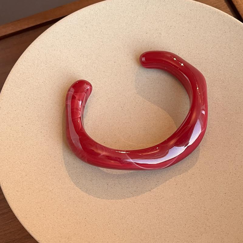 Mode Einzigartige Unregelmäßige Acryl Armreifen Für Frauen Schlichte Textur Mehrfarbig Geometrisch Offener Armreif Weiblicher Schmuck