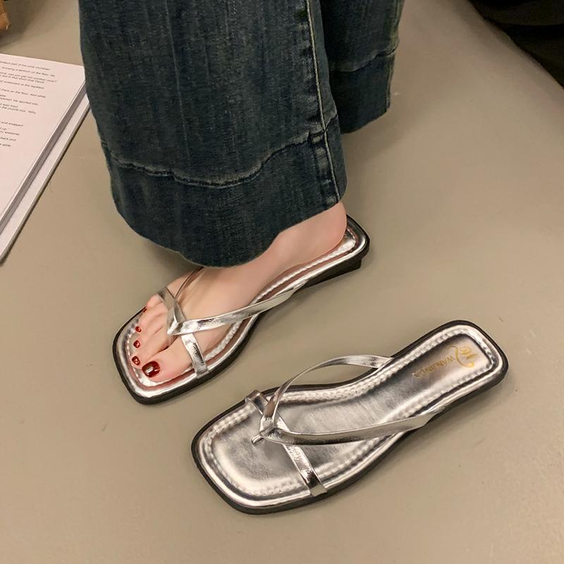 

Модные Новые Удобные Пляжные Шлепанцы для Женщин Легкие Мягкая Подошва Плоские Тапочки Женские Модные Серебристые С Перемычкой Между Пальцами Уличные Слайды 40 серебряный