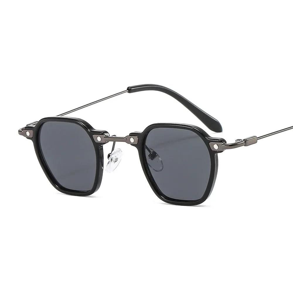 

Punk Vintage Personalized Hip-hop Sunglasses with European and American Style Men Women Small Frame Sun Eyewear Gafas