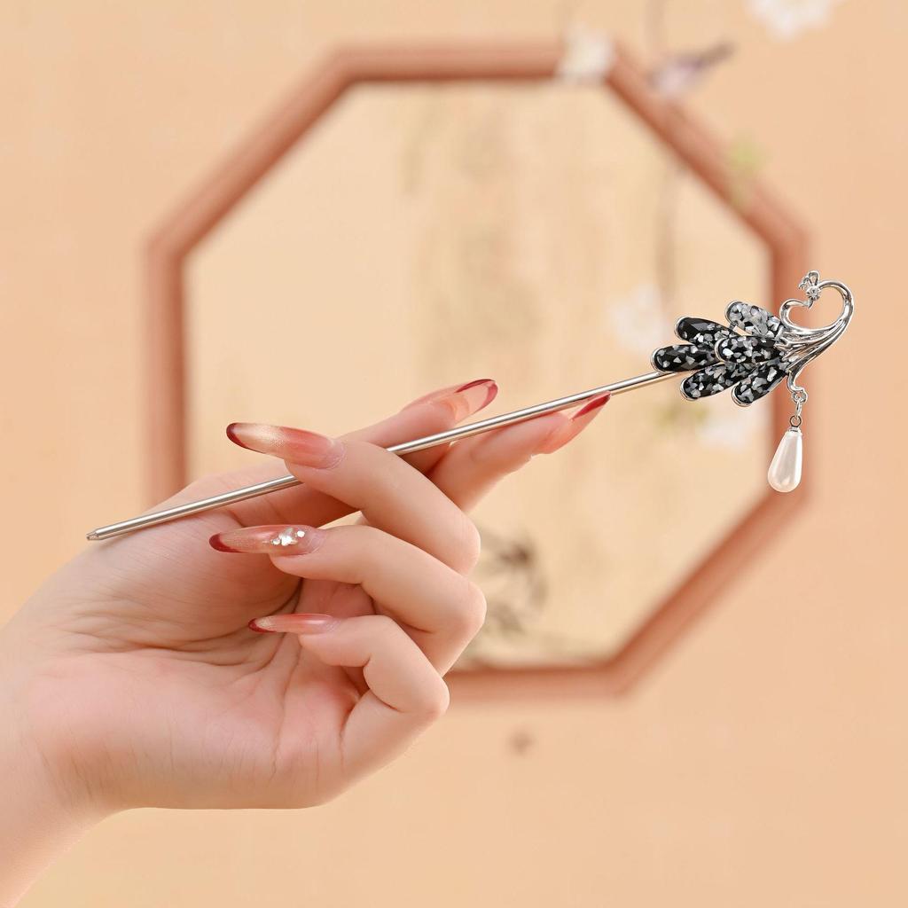 Vintage Butterfly Flower Tassel Hairpin for Qipao and Hanfu - Alloy Buyao Hair Accessory for Women