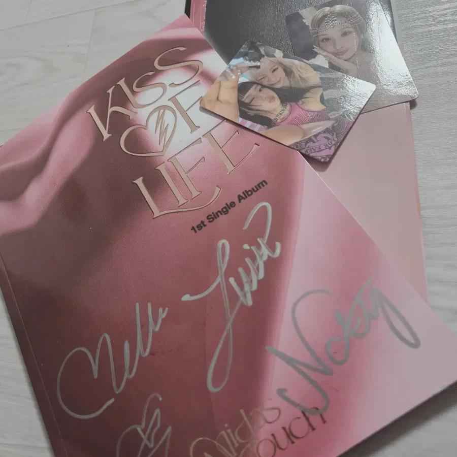 

Дебютный фотоальбом Kiof Kiss Of Life