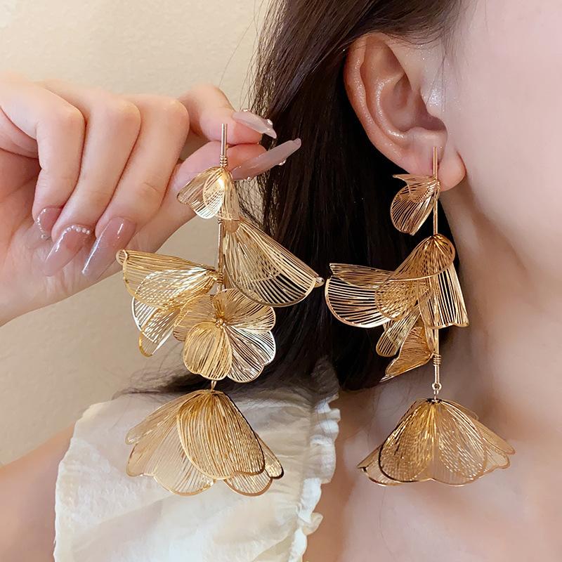 Metal wind love geometric earrings simple and cold wind stud earrings niche temperament versatile earrings