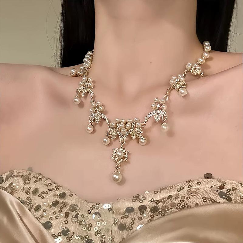 Europäische und amerikanische diamantbesetzte Perlenblumenkette leichte Luxus-Schlüsselbein-Kette Temperament Hofstil-Halskette Damen