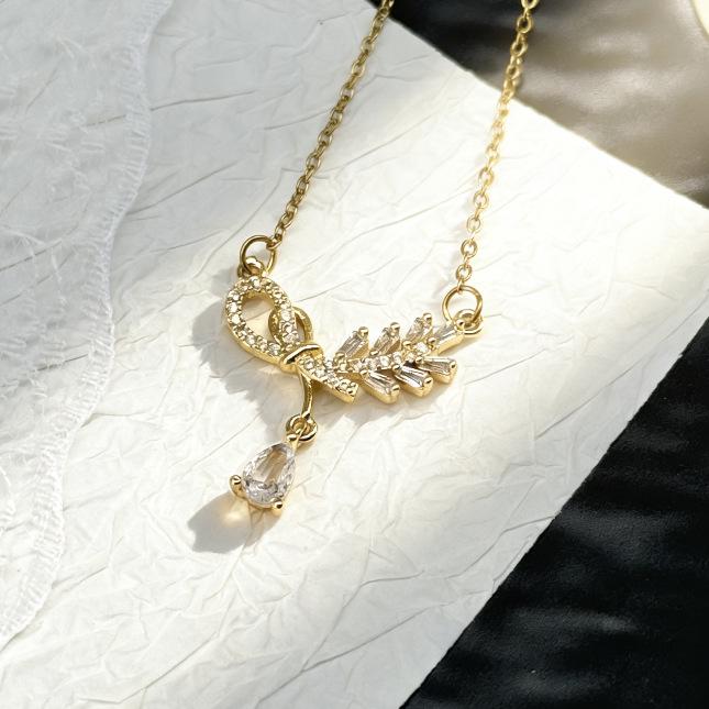 Women s Little Angel Wings Necklace, Ins Design Clavicle Chain, Niche Textured Round Ring Choker.