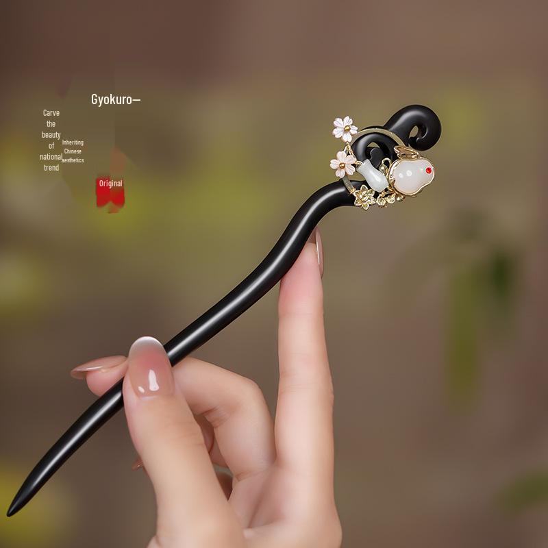 Elegant Ebony Flower Hairpin for Women – Ancient Style, High-End Feel, Simple Chinese Design, Perfect for Daily Use.