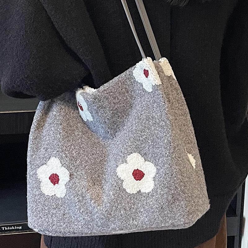 A Niche High-appeartion-level Bag, A Large-capacity Single-shoulder Tote Bag, and A Fashionable Commuting Underarm Bag