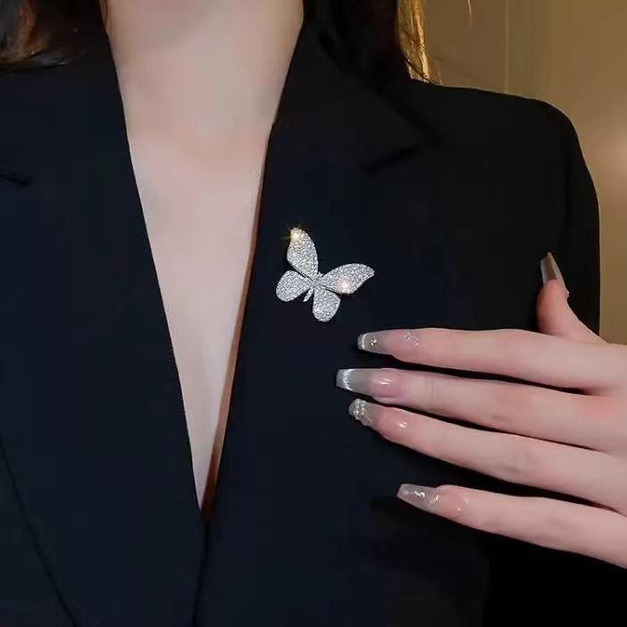

High-End Floral Brooch: Elegant Women s Corsage Pin for Suits