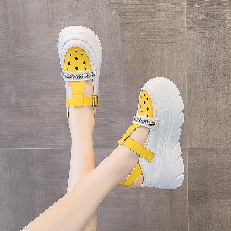 Römersandalen Damen Sommer neu dicksohliger Keilabsatz Freizeitschuhe Innenhöhenerhöhung graviert atmungsaktive Lochsandalen Damen 2025
