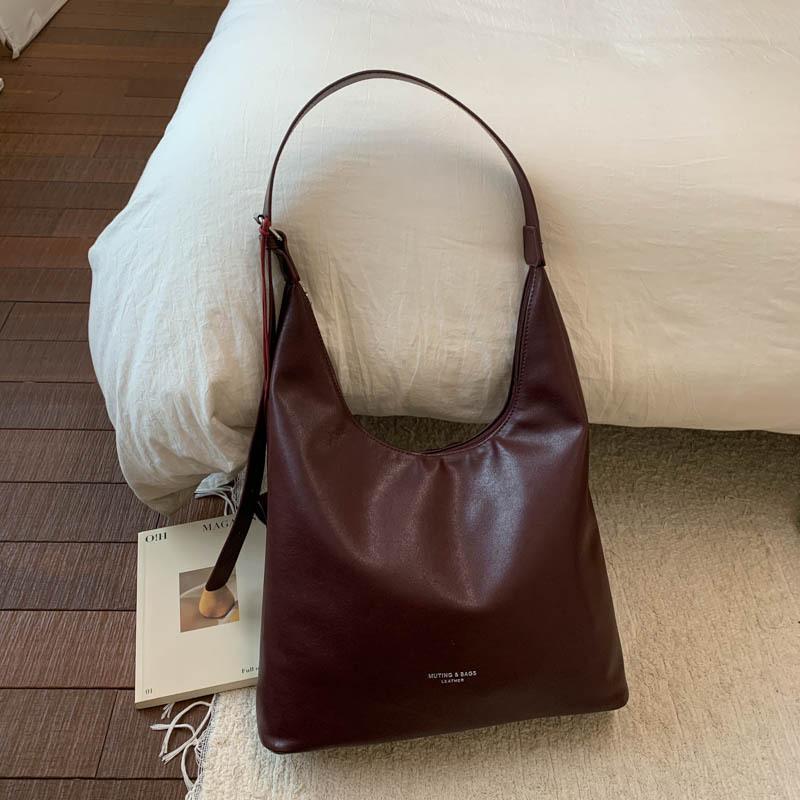 Autumn and Winter Retro Large-capacity Tote Bag Women's 2025 New Trendy Shoulder Handbag Fashionable Commuter Bag