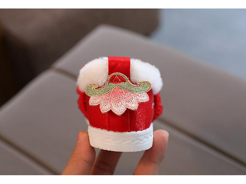 Winter Velvet Hanfu Shoes: Embroidered Chinese-Style Footwear for Children & Women with Thick Cotton for Warmth, Perfect with Ma Mian Skirts.