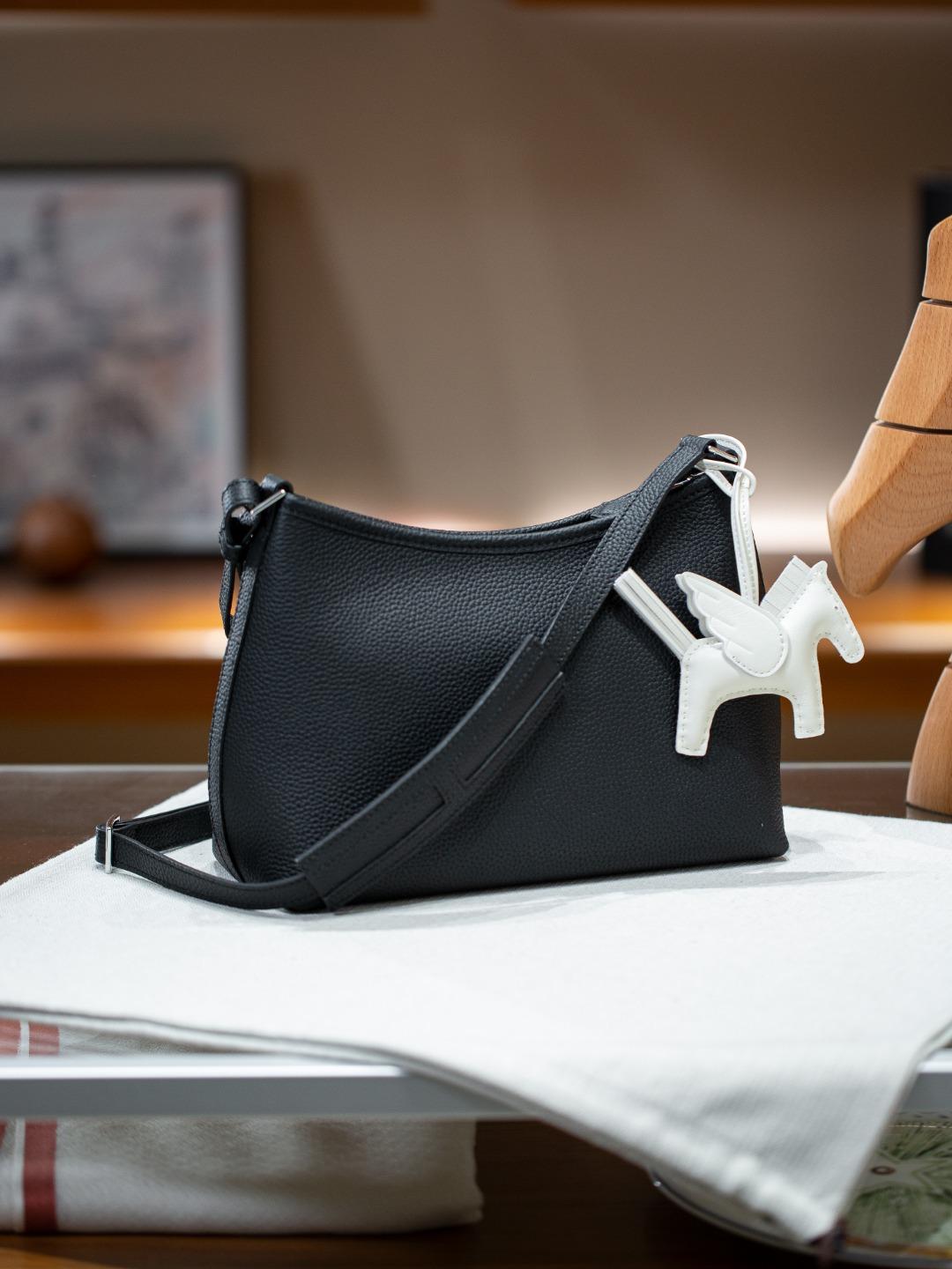 

Lagerfeld Berlingot Новый Стиль Верхний Слой Коровья Кожа Маленькая Модная Легкая Роскошная Модная Сумка Через Плечо Одинарный Кожаный Ремешок Женская Сумка 24cm чёрный