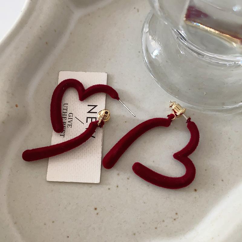 

Серьги-гвоздики цвета бургундского флокирования Love, французские винтажные серьги-гвоздики, подходящие для зимы, пушистые серьги цвета анкора красного цвета