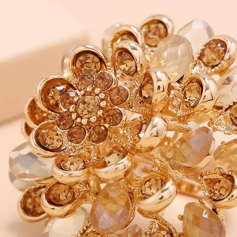 Retro Crystal Flower Ring - European & American Light Luxury Diamond Statement Piece