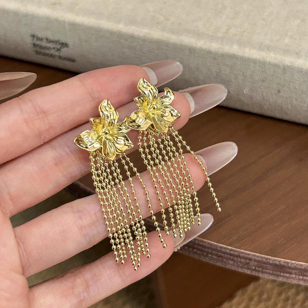 Exaggerated 3D Flower Pearl Earrings: Light Luxury, High-End Metal Style Studs