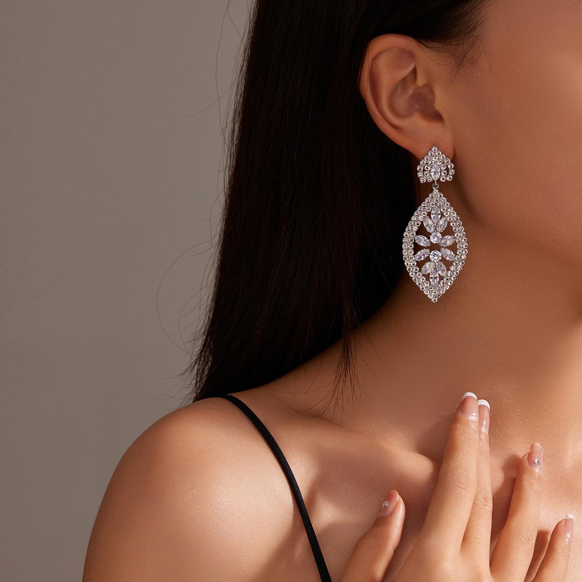 

Персонализированные преувеличенные высококачественные серьги со стразами, легкие роскошные темпераментные серьги с кристаллами циркония, женские серьги, 1 пара