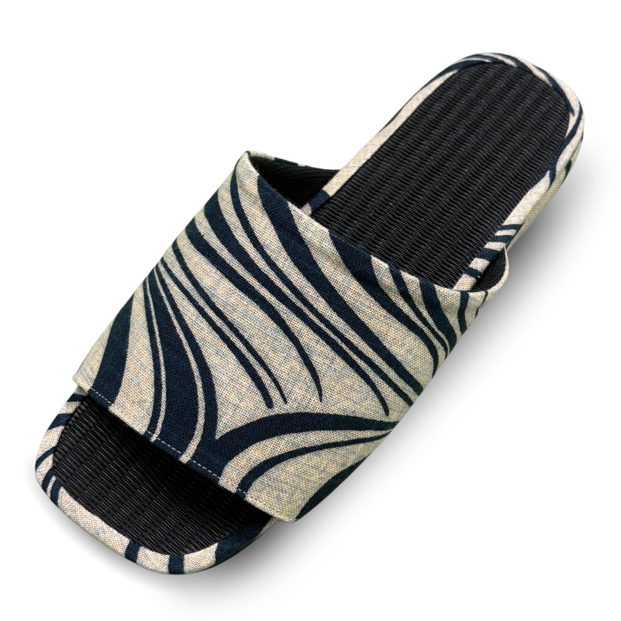 

Edoten Мужские комнатные тапочки, Сделано в Японии с татами из мисуги с черным углем, Открытый носок, Подошва из ЭВА, Ручная печать, Бежевый с рисунком «Текущая вода», Размер LL