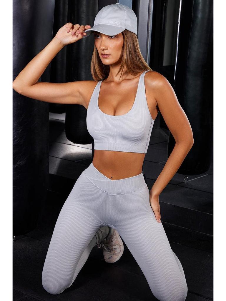 Damski prążkowany zestaw do jogi: Bezszwowy biustonosz odkrywający ramiona z majtkami i szortami z wysokim stanem