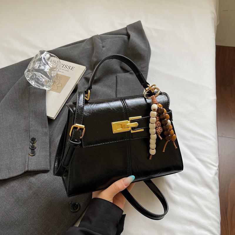 Niche bag women's new winter exquisite high-value commuting shoulder bag fashion casual messenger bag