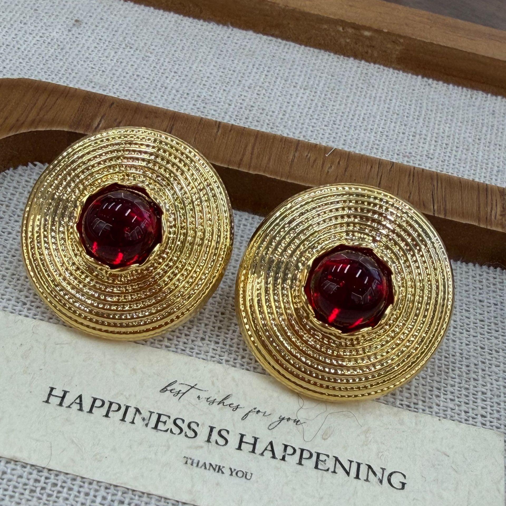 

Personalized Retro Coil Stud Earrings, High-End Women S Light Luxury Court Style Inlaid Red Earrings, Earrings.