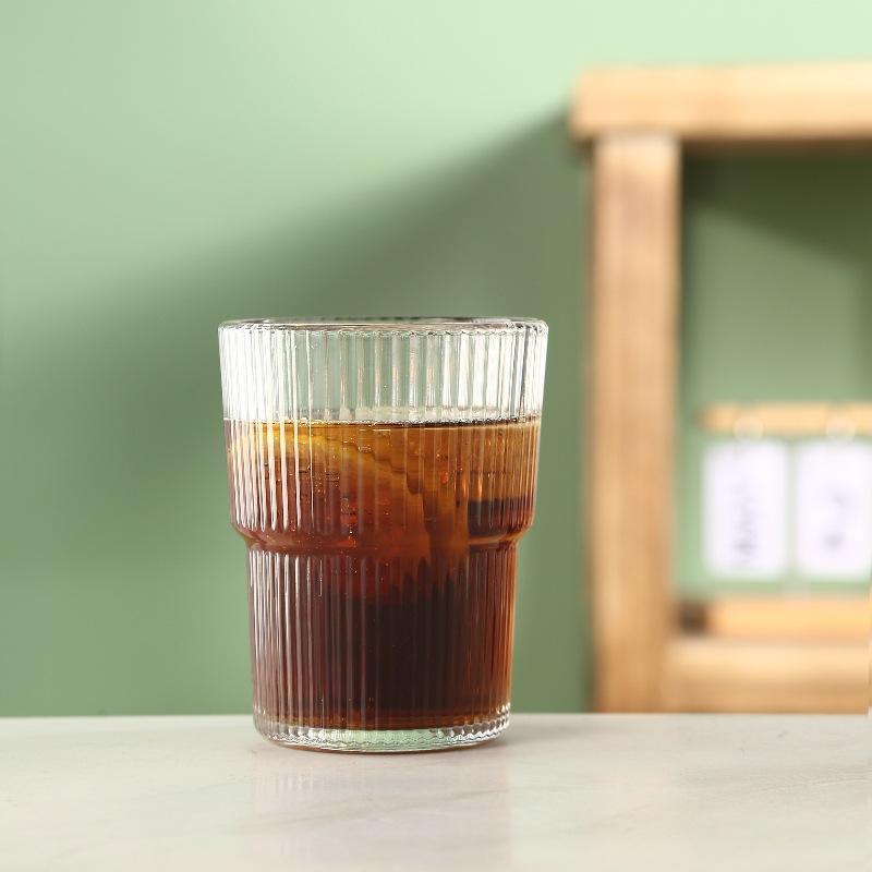 

Прозрачная стеклянная чашка Высокая эстетическая ценность Вертикальные полосы Бамбуковые узлы Кофейная чашка с крышкой и соломинкой Домашняя переносная чашка для воды 301-400ml