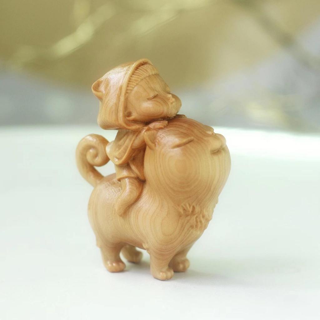 Thuja Wood Zodiac Animals: Rzeźbione wisiorki z motywem Kaczora Donalda i Myszki Miki.