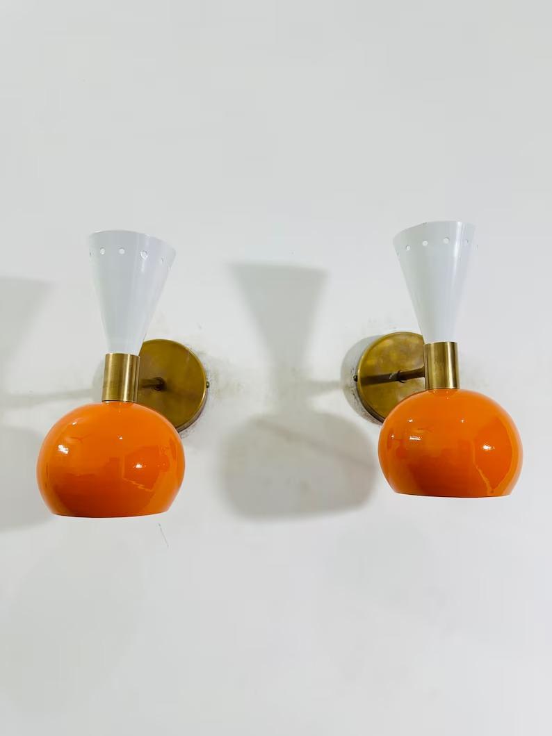 

Mid Century Italian Brass Wall Sconce: Diabolo Dual Tone Light помаранчевий