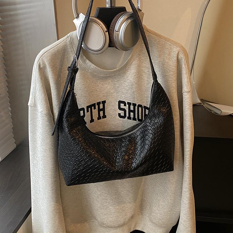 

Shoulder bag woven retro texture messenger bag casual versatile simple large capacity commuter bag women