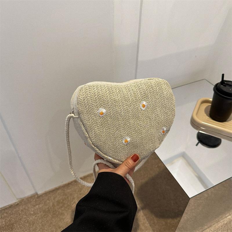 

Summer straw-woven daisies peach heart small bags for women are popular this year for tourism, vacation beach bags, casual shoulder messenger bags хакі