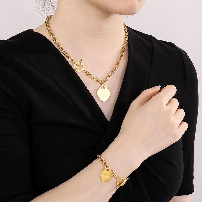 Náramek z titanové oceli ve tvaru srdce s OT zapínáním a přívěskem s anglickým písmenem