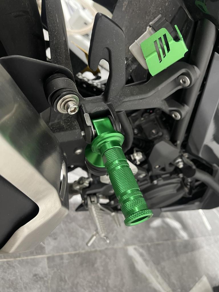 Motorcycle Tandem Step Slider for Kawasaki ZX-25R/SE, ZX-4R/SE, ZX-4RR, Ninja 250, Ninja 400, Z250, and Z400 (All Models), Aluminum (Green)