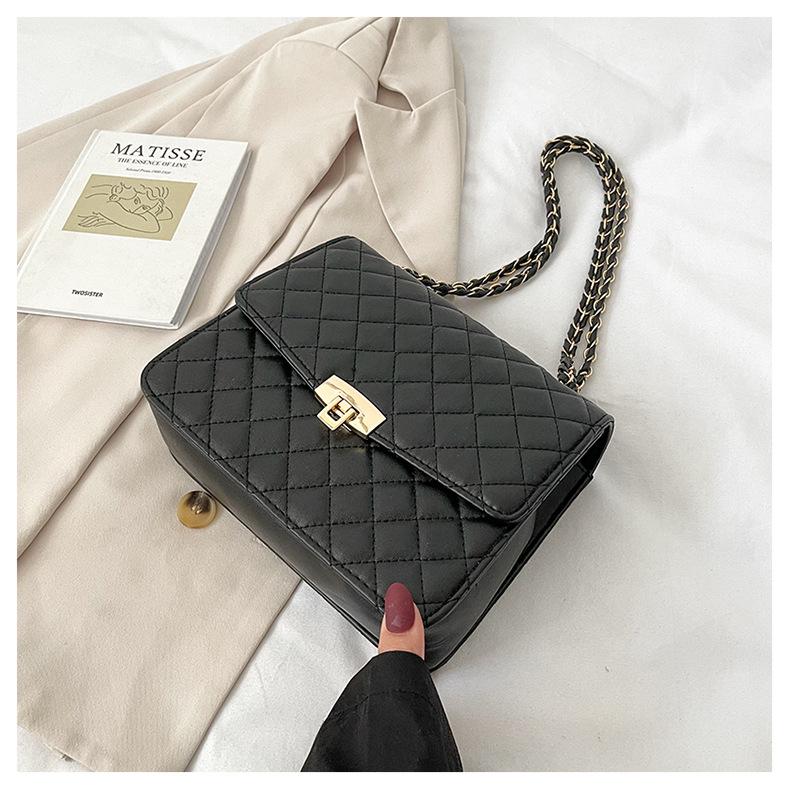 

Женская однотонная квадратная сумка через плечо с пряжкой Lingge Lock, для отдыха, из искусственной кожи, с наклонным ремешком на цепочке, большая емкость One Size чёрный