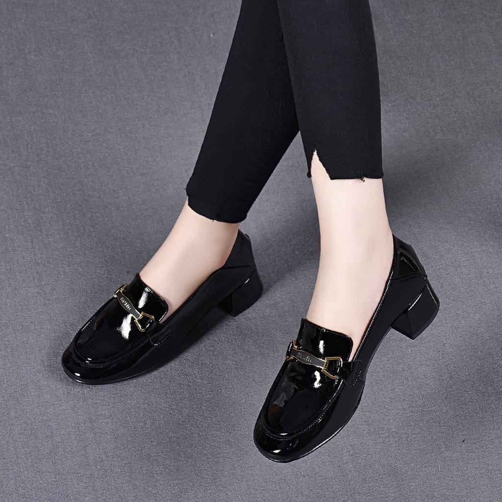Small leather shoes women's new round head cow patent leather thick heel shallow mouth fashion shoes metal buckle medium heel women's single shoes