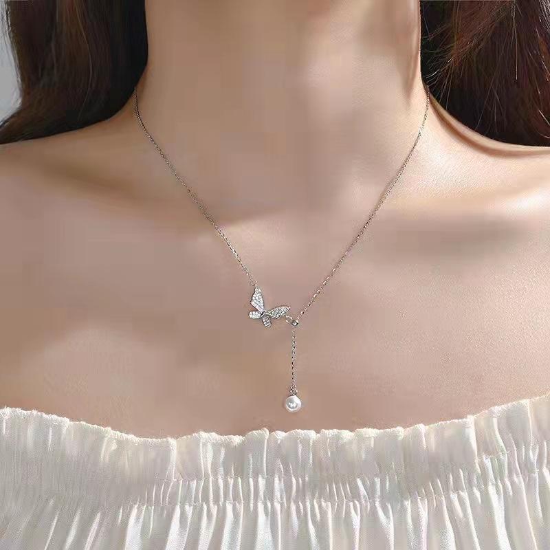 Collier Papillon Diamants Complets Femme Luxe Léger Niche Imitation Perle Gland Chaîne Clavicule Rétractable Réglable Acier Inoxydable Chaîne Solide