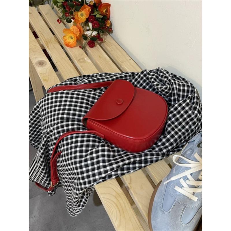 Корейская нишевая весенне-летняя сумка женская 2025 новая красная сумка-седло универсальная сумка-мессенджер модная сумка на плечо