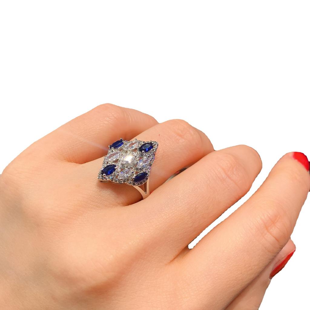 Caibao High Carbon Diamond Necklace Ring Earrings Trzyczęściowy zestaw cyrkonii Wisiorek Niebieski Korund Kolczyki z kamieniami szlachetnymi