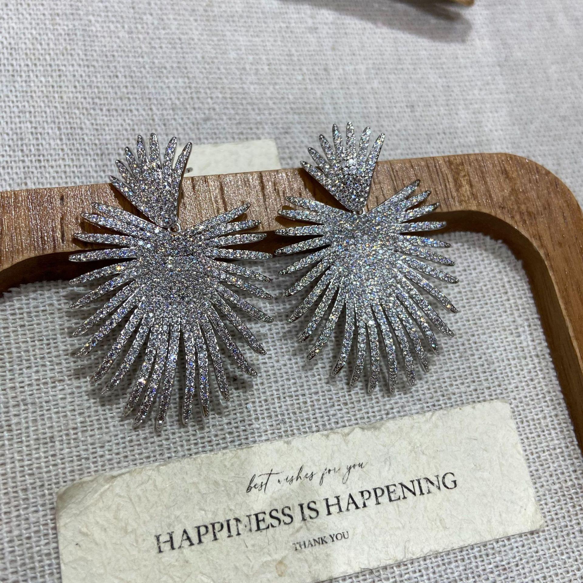 Personalized Simple Fan-Shaped Earrings, Slightly Inlaid With Zircon Feathers, Heavy Industry Light Luxury Earrings, Silver Needle Temperament