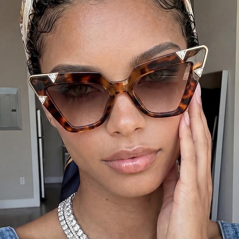 New Oversized Cat-Eye Sunglasses Women's INS Style Fashionable Diamond-Studded Shades Outdoor UV-Protective Eyeglasses