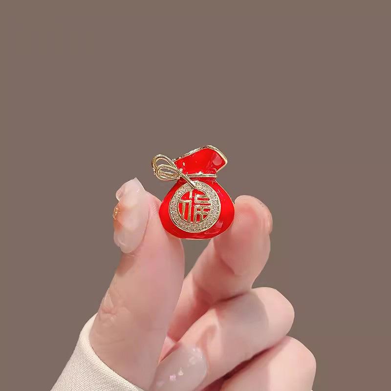 

Брошь «Полная удачи», китайский праздничный красный мешочек с удачей, тренд корсажа, значок на лацкан пиджака.