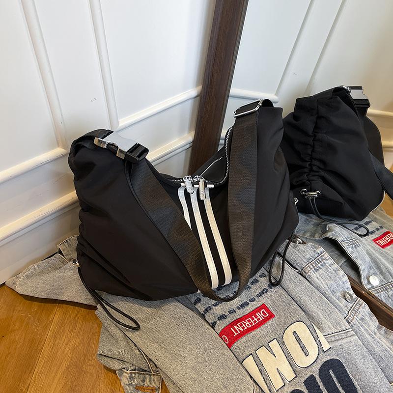 

2025 fashionable and foreign personality trend large-capacity bag autumn and winter new bag women s shoulder messenger bag чёрный