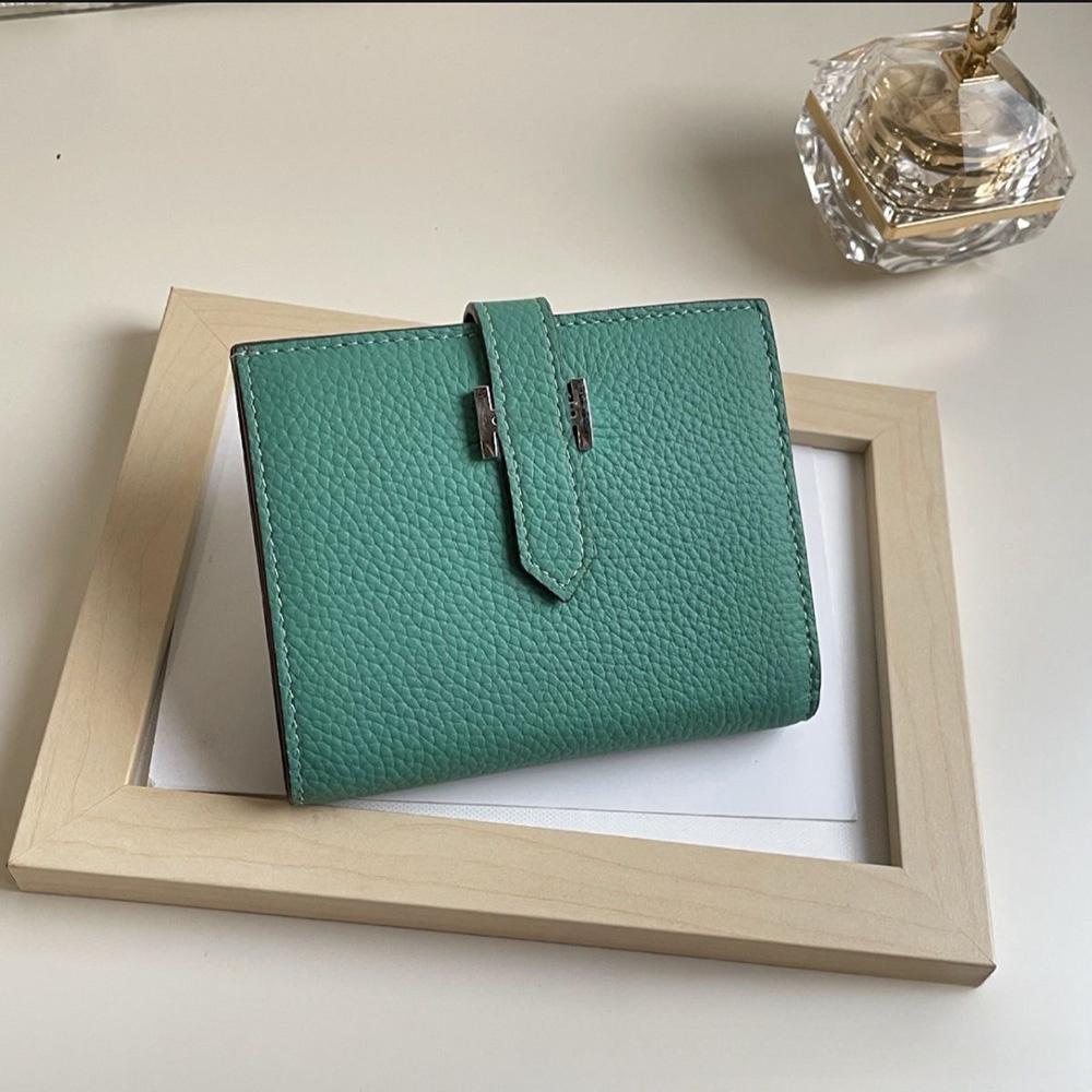 

2025 Розкішні Жіночі Гаманці з Натуральної Шкіри Першого Шару Коров ячої Шкіри Короткий Гаманець H Застібка Гаманець-книжка Брендовий Стиль Гаманець для купюр Без Логотипу світло-зелений колір