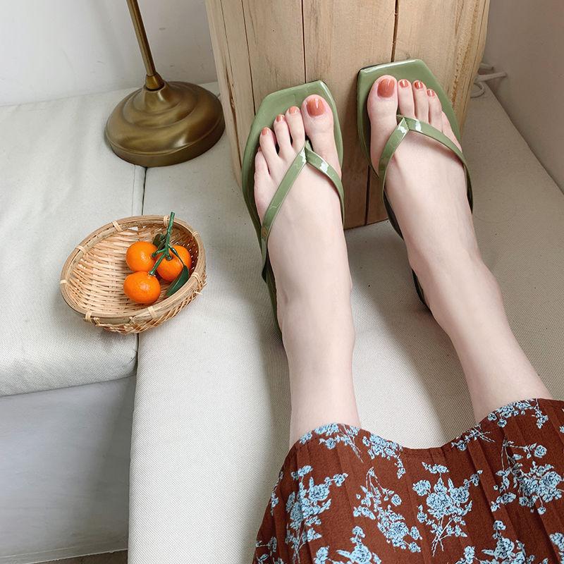 Módní pantofle pro ženy léto nové 2024 se stylovými pantoflemi žabkami žena návrhář elegantní zrcadlové luxusní módní pláž domácí