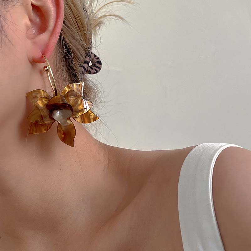 New Trendy Metal C-shaped Acrylic Flower Pendant Earrings for Women Vintage Coffee Petal Personality Earrings Jewelry